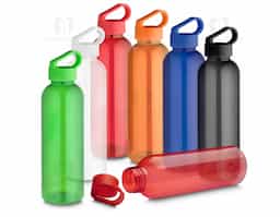 Esta garrafa RPET, feita de material reciclado, tem capacidade para até 550ml, sendo uma escolha consciente para reduzir o impacto ambiental. Sua tampa plástica possui uma alça integrada, proporcionando praticidade no transporte. Ideal para manter-se hidratado(a) durante atividades físicas, viagens ou no dia a dia, enquanto contribui para a preservação do meio ambient