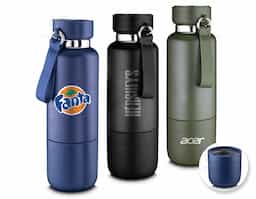 Garrafa térmica em aço inox com parede dupla isolada a vácuo com acabamento na parte externa em tinta pó. Capacidade de 500ml e cordão tipo mosquetão. Tampa rosqueável, vedada por um anel de silicone. Possui copo adicional rosqueável na parte inferior da garrafa. Parte superior da tampa acompanha um cordão adicional de 68cm para substituição. Permitindo uso do compartimento para pequenos objetos
