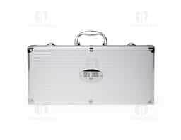 Kit churrasco 10 peças em maleta de alumínio com travas de segurança e placa central para personalização. Contém: espátula, pegador, escova para grelha, faca, pincel, garfo e quatro espetos, parte interna da maleta com revestimento em TNT e suportes de velcro para fixação das peças.