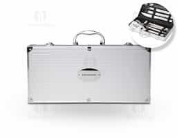 Kit churrasco 10 peças em maleta de alumínio com travas de segurança e placa central para personalização. Contém: espátula, pegador, escova para grelha, faca, pincel, garfo e quatro espetos, parte interna da maleta com revestimento em TNT e suportes de velcro para fixação das peças.