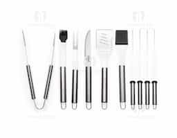 Kit churrasco 10 peças em maleta de alumínio com travas de segurança e placa central para personalização. Contém: espátula, pegador, escova para grelha, faca, pincel, garfo e quatro espetos, parte interna da maleta com revestimento em TNT e suportes de velcro para fixação das peças.
