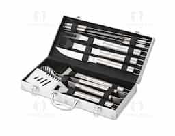 Kit churrasco 10 peças em maleta de alumínio com travas de segurança e placa central para personalização. Contém: espátula, pegador, escova para grelha, faca, pincel, garfo e quatro espetos, parte interna da maleta com revestimento em TNT e suportes de velcro para fixação das peças.