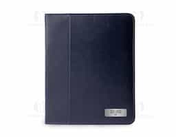 Pasta caderno de couro sintético com zíper. Possui 2 compartimentos para arquivar documentos e suporte para caneta (não acompanha caneta). A pasta contém caderno de capa dura em couro sintético, com aproximadamente 100 folhas.