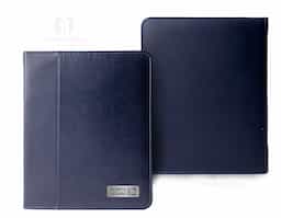 Pasta caderno de couro sintético com zíper. Possui 2 compartimentos para arquivar documentos e suporte para caneta (não acompanha caneta). A pasta contém caderno de capa dura em couro sintético, com aproximadamente 100 folhas.