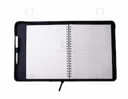 Pasta caderno de couro sintético com zíper. Possui 2 compartimentos para arquivar documentos e suporte para caneta (não acompanha caneta). A pasta contém caderno de capa dura em couro sintético, com aproximadamente 100 folhas.