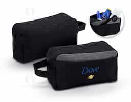 Uma nécessaire em nylon, com alça lateral e compartimento frontal, ideal para manter seus itens de higiene organizados durante suas viagens ou no cotidiano. Feita de material resistente, oferece praticidade e durabilidade. Seu design funcional inclui um compartimento adicional na parte frontal para armazenar itens de fácil acesso. Com a alça lateral, é fácil de transportar e conveniente para uso em qualquer lugar.