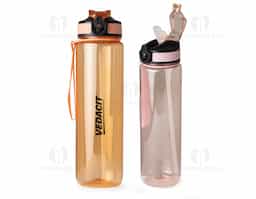 Squeeze plástico com capacidade de 1 litro, livre de BPA. Possui tampa rosqueável com bico de canudo, tampa protetora, botão de acionamento e trava de segurança. Acompanha cordão de nylon e canudo.