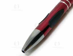 Esta caneta metálica combina praticidade e elegância. Com acionamento por clique e ponta de touchscreen, é ideal para dispositivos digitais. Sua carga esferográfica azul de 1.0mm proporciona uma escrita suave e nítida. Perfeita para quem busca versatilidade e estilo em um único instrumento.