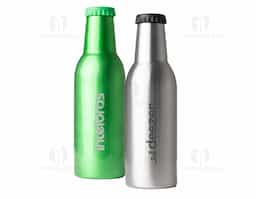 Esta garrafa térmica em inox de 350ml é um equilíbrio perfeito entre funcionalidade e estilo. Sua tampa rosqueável garante vedação segura, enquanto o acabamento fosco adiciona um toque de sofisticação. Mantenha suas bebidas quentes ou frias por horas, seja no escritório, academia ou em passeios ao ar livre. Ideal para acompanhar seu dia com praticidade e elegância.