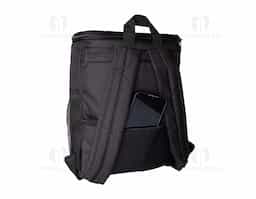Mochila térmica 10L confeccionada em nylon, possui três compartimentos, sendo o principal térmico com saco antivazamento, um exclusivo com proteção antifurto e bolsos laterais telados.