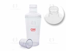 Coqueteleira de acrílico com capacidade de 560ml, possui tampa de encaixe com peneira e um copo pequeno utilizado como tampa.