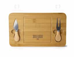 Kit queijo 3 peças, contém: tábua de bambu canaleta, faca com ponta, garfo e espátula. Tábua com imã para encaixe e fixação dos utensílios.