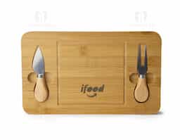 Kit queijo 3 peças, contém: tábua de bambu canaleta, faca com ponta, garfo e espátula. Tábua com imã para encaixe e fixação dos utensílios.