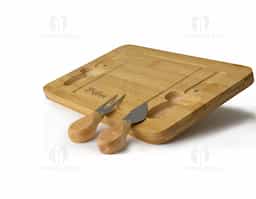 Kit queijo 3 peças, contém: tábua de bambu canaleta, faca com ponta, garfo e espátula. Tábua com imã para encaixe e fixação dos utensílios.