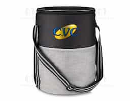 Bolsa térmica, confeccionada em nylon com capacidade para 25 litros, o produto possui bolso frontal, alça de ombro regulável e parte interna com costura soldada (Não vaza).