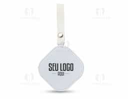 Cabo USB retrátil com suporte para celular. Contém entradas Lightning/iPhone, V8/Android, Tipo-C/Android e 4 diferentes ajustes do comprimentos dos cabos. Suporte de frente lisa e com alça para transporte em couro sintético.