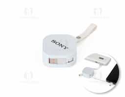 Cabo USB retrátil com suporte para celular. Contém entradas Lightning/iPhone, V8/Android, Tipo-C/Android e 4 diferentes ajustes do comprimentos dos cabos. Suporte de frente lisa e com alça para transporte em couro sintético.