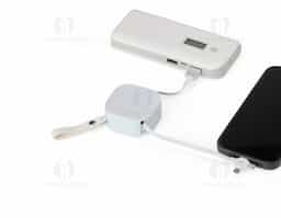 Cabo USB retrátil com suporte para celular. Contém entradas Lightning/iPhone, V8/Android, Tipo-C/Android e 4 diferentes ajustes do comprimentos dos cabos. Suporte de frente lisa e com alça para transporte em couro sintético.