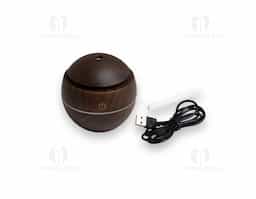 Mini umidificador ultrassônico com led que muda de cor. Acompanha filtro de algodão e um cabo USB. Capacidade para 130ml de água. Produzido em plástico e revestido por adesivo caracterizando madeira. Taxa de tensão DC5V e Taxa de consumo de 2W. O produto não retém energia, funciona somente com o cabo USB conectado a um meio de alimentação de energia. Obs.: para conservação do produto é recomendável utilizar água filtrada e não deve ser usado essências!