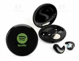 Fone de ouvido bluetooth vem com um botão para comandos e um case carregador com display de bateria. Também possui um modo sono, onde funciona por 45 minutos antes de desligar automaticamente. Acompanha USB Tipo-C, cordão de silicone e 2 pares de eartips em diferentes tamanhos.