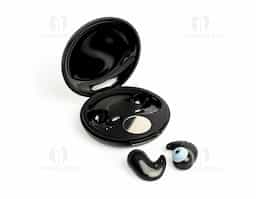 Fone de ouvido bluetooth vem com um botão para comandos e um case carregador com display de bateria. Também possui um modo sono, onde funciona por 45 minutos antes de desligar automaticamente. Acompanha USB Tipo-C, cordão de silicone e 2 pares de eartips em diferentes tamanhos.