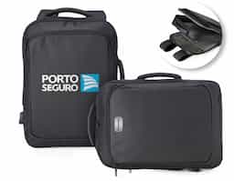Mochila em couro sintético 17 litros resistente à água com cinco compartimentos, sendo o principal com bolso para notebook 156. Com divisórias internas para acessórios, a mochila possui suporte externo usb, alça para encaixe em malas de viagem e duas alças de mãos, sendo uma delas lateral para o transporte da mochila no modo pasta.