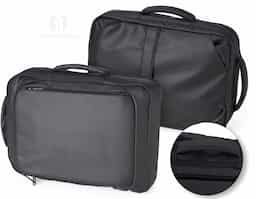 Mochila em couro sintético 17 litros resistente à água com cinco compartimentos, sendo o principal com bolso para notebook 156. Com divisórias internas para acessórios, a mochila possui suporte externo usb, alça para encaixe em malas de viagem e duas alças de mãos, sendo uma delas lateral para o transporte da mochila no modo pasta.