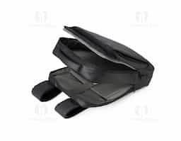 Mochila em couro sintético 17 litros resistente à água com cinco compartimentos, sendo o principal com bolso para notebook 156. Com divisórias internas para acessórios, a mochila possui suporte externo usb, alça para encaixe em malas de viagem e duas alças de mãos, sendo uma delas lateral para o transporte da mochila no modo pasta.