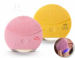 Massageador facial produzido em silicone resistente a água, a escova possui cerdas macias que limpam e massageiam a face. Sua parte frontal possui um botão de acionamento, além de dois botões para alteração entre os 6 modos de intensidade. A limpeza da face através do uso do produto, limpa profundamente os poros melhorando vários aspectos da pele, aumentando o fluxo sanguíneo, prevenindo contra rugas e outras impurezas na pele. O produto possui bateria recarregável com Voltagem de 3.7V e Potência de 0.25W. Acompanha cabo USB.