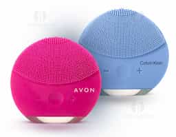 Massageador facial produzido em silicone resistente a água, a escova possui cerdas macias que limpam e massageiam a face. Sua parte frontal possui um botão de acionamento, além de dois botões para alteração entre os 6 modos de intensidade. A limpeza da face através do uso do produto, limpa profundamente os poros melhorando vários aspectos da pele, aumentando o fluxo sanguíneo, prevenindo contra rugas e outras impurezas na pele. O produto possui bateria recarregável com Voltagem de 3.7V e Potência de 0.25W. Acompanha cabo USB.