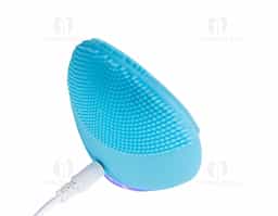 Massageador facial produzido em silicone resistente a água, a escova possui cerdas macias que limpam e massageiam a face. Sua parte frontal possui um botão de acionamento, além de dois botões para alteração entre os 6 modos de intensidade. A limpeza da face através do uso do produto, limpa profundamente os poros melhorando vários aspectos da pele, aumentando o fluxo sanguíneo, prevenindo contra rugas e outras impurezas na pele. O produto possui bateria recarregável com Voltagem de 3.7V e Potência de 0.25W. Acompanha cabo USB.