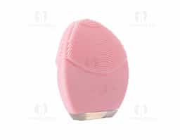 Massageador facial produzido em silicone resistente a água, a escova possui cerdas macias que limpam e massageiam a face. Sua parte frontal possui um botão de acionamento, além de dois botões para alteração entre os 6 modos de intensidade. A limpeza da face através do uso do produto, limpa profundamente os poros melhorando vários aspectos da pele, aumentando o fluxo sanguíneo, prevenindo contra rugas e outras impurezas na pele. O produto possui bateria recarregável com Voltagem de 3.7V e Potência de 0.25W. Acompanha cabo USB.