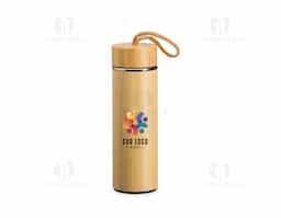 Garrafa térmica de bambu e inox, com capacidade de 400 ml, é ideal para manter suas bebidas quentes ou frias por mais tempo. Inclui um infusor de metal removível, tampa rosqueável de bambu e alça de tecido embutida, combinando estilo e praticidade.