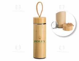 Garrafa térmica de bambu e inox, com capacidade de 400 ml, é ideal para manter suas bebidas quentes ou frias por mais tempo. Inclui um infusor de metal removível, tampa rosqueável de bambu e alça de tecido embutida, combinando estilo e praticidade.