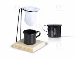 Kit Café 3 Peças contém: xícara de 120ml em metal, base de madeira com suporte para coador, e mini coador de café em tecido.