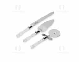 Kit utensílios de cozinha com 3 peças, composto por cortador de pizza, espátula e faca em inox com cabos plásticos. Acompanha estojo de papel.