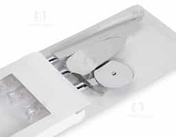 Kit utensílios de cozinha com 3 peças, composto por cortador de pizza, espátula e faca em inox com cabos plásticos. Acompanha estojo de papel.