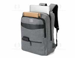 Mochila de nylon 22 Litros com detalhes em couro sintético e três compartimentos, sendo o principal com bolso para notebook 15,6. Mochila possui bolso lateral e suporte externo usb.