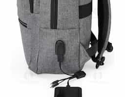Mochila de nylon 22 Litros com detalhes em couro sintético e três compartimentos, sendo o principal com bolso para notebook 15,6. Mochila possui bolso lateral e suporte externo usb.