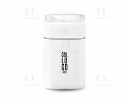 Umidificador de ar com difusor de óleo essencial à base de água via USB. Feito com ABS reciclável+ PP, com capacidade de 260ml. Na parte superior tem uma faixa que acende, ideal para uso em escritório ou em casa.