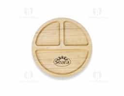 A petisqueira de bambu pequena com 3 divisórias é uma escolha prática para servir petiscos de maneira organizada. Feita de bambu sustentável, oferece uma opção eco-friendly para suas refeições. Ideal para compartilhar pequenas porções com estilo e praticidade.