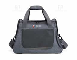 Bolsa para transporte de pets, confeccionada em tecido Oxford com bolso lateral. Seu tapete dupla face, com uma camada aveludada, foi projetado para proporcionar o máximo conforto ao pet. Equipada com telas respiráveis em nylon, esta bolsa apresenta uma abertura superior e duas aberturas laterais com faixas refletivas, sendo uma delas com abertura completa, permitindo uma experiência de transporte arejada, com entrada e saída prática para o pet. As alças de mão, estrategicamente equipadas com suporte para junção, garantem conforto durante o transporte manual, enquanto a alça transversal proporciona um transporte ergonômico com distribuição mais eficiente do peso.