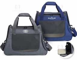 Bolsa para transporte de pets, confeccionada em tecido Oxford com bolso lateral. Seu tapete dupla face, com uma camada aveludada, foi projetado para proporcionar o máximo conforto ao pet. Equipada com telas respiráveis em nylon, esta bolsa apresenta uma abertura superior e duas aberturas laterais com faixas refletivas, sendo uma delas com abertura completa, permitindo uma experiência de transporte arejada, com entrada e saída prática para o pet. As alças de mão, estrategicamente equipadas com suporte para junção, garantem conforto durante o transporte manual, enquanto a alça transversal proporciona um transporte ergonômico com distribuição mais eficiente do peso.