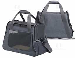 Bolsa para transporte de pets, confeccionada em tecido Oxford com bolso lateral. Seu tapete dupla face, com uma camada aveludada, foi projetado para proporcionar o máximo conforto ao pet. Equipada com telas respiráveis em nylon, esta bolsa apresenta uma abertura superior e duas aberturas laterais com faixas refletivas, sendo uma delas com abertura completa, permitindo uma experiência de transporte arejada, com entrada e saída prática para o pet. As alças de mão, estrategicamente equipadas com suporte para junção, garantem conforto durante o transporte manual, enquanto a alça transversal proporciona um transporte ergonômico com distribuição mais eficiente do peso.