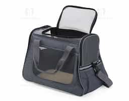 Bolsa para transporte de pets, confeccionada em tecido Oxford com bolso lateral. Seu tapete dupla face, com uma camada aveludada, foi projetado para proporcionar o máximo conforto ao pet. Equipada com telas respiráveis em nylon, esta bolsa apresenta uma abertura superior e duas aberturas laterais com faixas refletivas, sendo uma delas com abertura completa, permitindo uma experiência de transporte arejada, com entrada e saída prática para o pet. As alças de mão, estrategicamente equipadas com suporte para junção, garantem conforto durante o transporte manual, enquanto a alça transversal proporciona um transporte ergonômico com distribuição mais eficiente do peso.