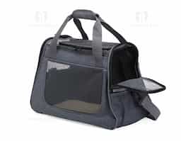 Bolsa para transporte de pets, confeccionada em tecido Oxford com bolso lateral. Seu tapete dupla face, com uma camada aveludada, foi projetado para proporcionar o máximo conforto ao pet. Equipada com telas respiráveis em nylon, esta bolsa apresenta uma abertura superior e duas aberturas laterais com faixas refletivas, sendo uma delas com abertura completa, permitindo uma experiência de transporte arejada, com entrada e saída prática para o pet. As alças de mão, estrategicamente equipadas com suporte para junção, garantem conforto durante o transporte manual, enquanto a alça transversal proporciona um transporte ergonômico com distribuição mais eficiente do peso.