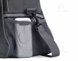 Bolsa para transporte de pets, confeccionada em tecido Oxford com bolso lateral. Seu tapete dupla face, com uma camada aveludada, foi projetado para proporcionar o máximo conforto ao pet. Equipada com telas respiráveis em nylon, esta bolsa apresenta uma abertura superior e duas aberturas laterais com faixas refletivas, sendo uma delas com abertura completa, permitindo uma experiência de transporte arejada, com entrada e saída prática para o pet. As alças de mão, estrategicamente equipadas com suporte para junção, garantem conforto durante o transporte manual, enquanto a alça transversal proporciona um transporte ergonômico com distribuição mais eficiente do peso.