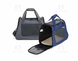 Bolsa para transporte de pets, confeccionada em tecido Oxford com bolso lateral. Seu tapete dupla face, com uma camada aveludada, foi projetado para proporcionar o máximo conforto ao pet. Equipada com telas respiráveis em nylon, esta bolsa apresenta uma abertura superior e duas aberturas laterais com faixas refletivas, sendo uma delas com abertura completa, permitindo uma experiência de transporte arejada, com entrada e saída prática para o pet. As alças de mão, estrategicamente equipadas com suporte para junção, garantem conforto durante o transporte manual, enquanto a alça transversal proporciona um transporte ergonômico com distribuição mais eficiente do peso.