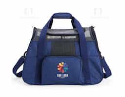 Bolsa para transporte de pets, confeccionada em tecido Oxford com compartimento frontal e bolsos laterais. Seu tapete dupla face, com uma camada aveludada, foi projetado para proporcionar o máximo conforto ao pet. Equipada com telas respiráveis em nylon, esta bolsa apresenta aberturas completas nas laterais e uma abertura superior, permitindo uma experiência de transporte arejada, com entrada e saída prática para o pet. As alças de mão, estrategicamente equipadas com suporte para junção, garantem conforto durante o transporte manual, enquanto a alça transversal proporciona um transporte ergonômico com distribuição mais eficiente do peso.