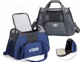 Bolsa para transporte de pets, confeccionada em tecido Oxford com compartimento frontal e bolsos laterais. Seu tapete dupla face, com uma camada aveludada, foi projetado para proporcionar o máximo conforto ao pet. Equipada com telas respiráveis em nylon, esta bolsa apresenta aberturas completas nas laterais e uma abertura superior, permitindo uma experiência de transporte arejada, com entrada e saída prática para o pet. As alças de mão, estrategicamente equipadas com suporte para junção, garantem conforto durante o transporte manual, enquanto a alça transversal proporciona um transporte ergonômico com distribuição mais eficiente do peso.